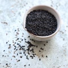 Chuẩn bị nguyên liệu. Mè đen bạn cho lên chảo rang chín, vừa đun vừa đảo đều, cẩn thận tránh để cháy khét mè nhé.