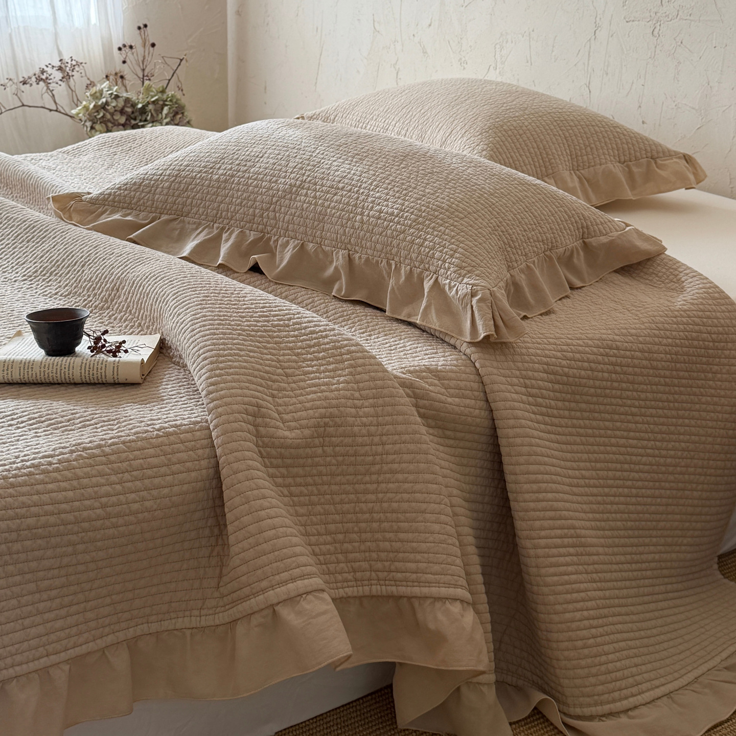 Cotton coverlet, 3-piece, with ruffles