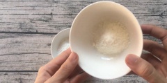 Trộn bột nếp và bột nước cốt dừa lại với nhau. Cho nước ấm vào. Để bột nghỉ khoãng 15 phút trong ngăn mát tủ lạnh
