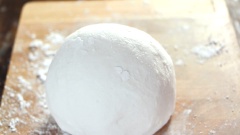 Làm bánh tằm: Cho vào tô lớn 200gr bột gạo, 50gr bột nếp, 50gr bột năng và trộn đều với nhau. Cho từ từ 150ml nước sôi vào bột, dùng muỗng đảo đều bột với nước, sau đó dùng tay nhồi đến khi bột mịn, không dính tay.