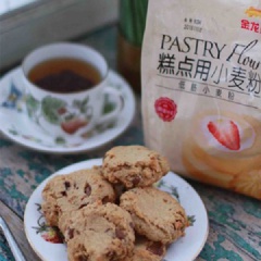 Những chiếc bánh quy bơ chocolate với kích thước tương đương nhưng mang hình thù lại rất đa dạng. Bạn có thể cùng các bé tiến hành làm bánh tại nhà, vừa tạo được hoạt động cho gia đình, vừa có món bánh ngọt nhâm nhi vui miệng nữa nhé!
