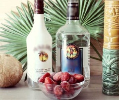 Thành phần cốt của đợt cocktail dâu tây thứ hai gồm có dâu tây, light rum (trong suốt), rum vị dừa.
