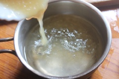 Cho bột gelatine vào tô, thêm nước và khuấy đều 10 phút. Cho 470ml nước vào nồi cùng đường, bắc lên bếp nấu tan sau đó chế hỗn hợp gelatine vào vừa nấu vừa khuấy đều cho tan hết thì tắt bếp. Sau đó cho siro hoa hồng vào, khuấy đều lên.
