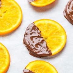 Đun cách thủy chocolate (lựa loại chocolate ngon nha, đắng hay không đắng thì tùy sở thích của bạn) nhúng miếng cam khô vào chocolate. Để vào khay có lót giấy chờ cho thật khô mới dùng.