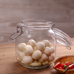Trong hũ thủy tinh (có thể thay bằng hũ sứ, sành) xếp 1 lớp 20gr tỏi đập dập xuống dưới đáy hũ rồi xếp cho đến khi hết cà thì cho 20gr gừng và 10gr ớt đã chuẩn bị rải lên trên cùng.