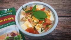 Cắt đậu hũ thành các khuôn vuông vừa ăn rồi cho vào chén sứ. Thêm xốt Thái lên mặt và thêm một ít lá húng quế.