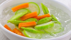 Bắc một nồi nước sôi, thêm vào một muỗng cà phê muối, cho các loại rau củ mà bạn ưa thích vào luộc vừa chín. Vớt rau củ ra, cho vào tô nước đá lạnh rồi vớt để ráo. Món kho quẹt sẽ không được trọn vẹn nếu thiếu đi rau củ để ăn kèm.