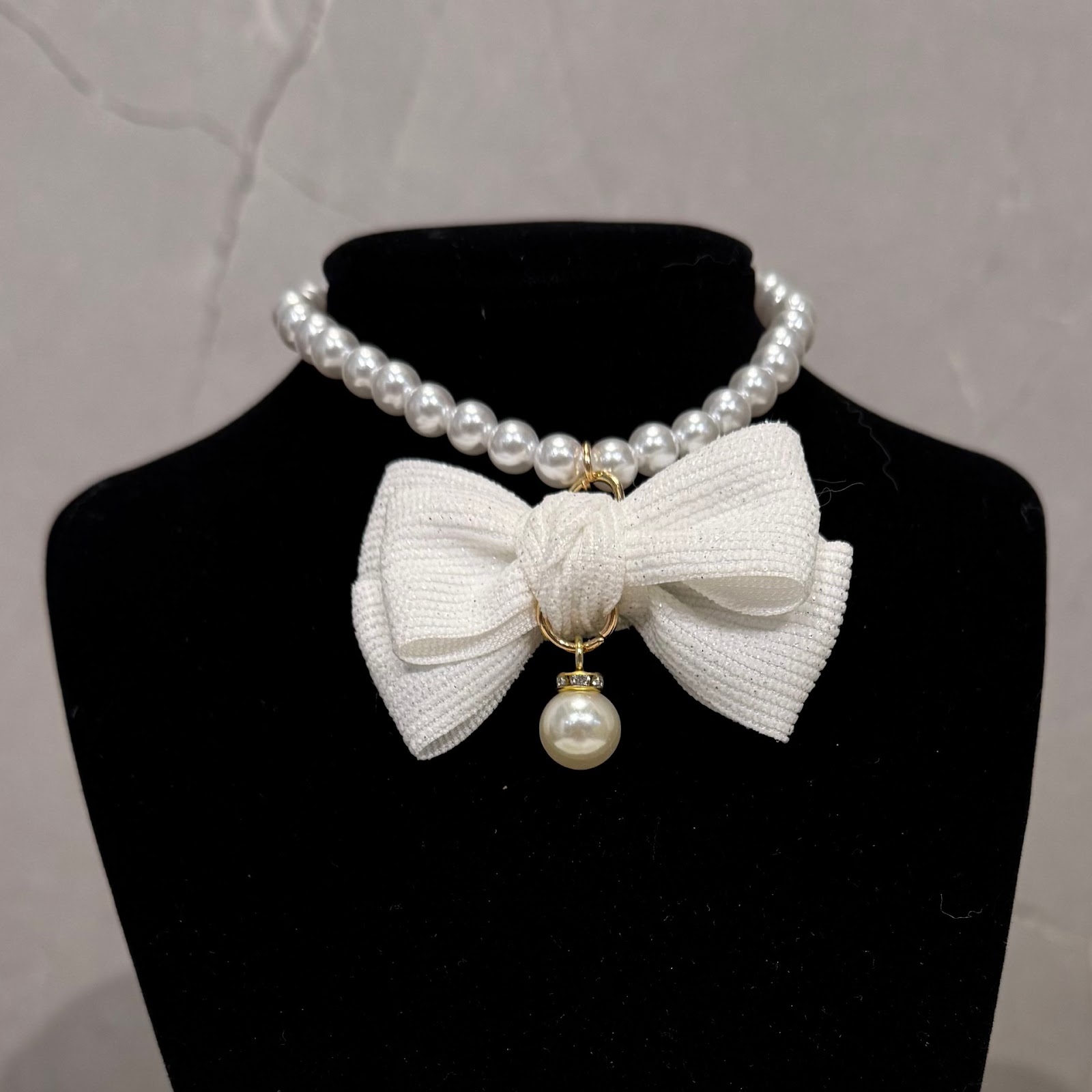 Plastic collar with bow for pets