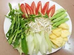 Lá giang lấy lá, rửa sạch và vò nát. Các loại rau khác thì rửa sạch và cắt khúc vừa ăn (Tùy sở thích và vùng miền mà mọi người có thể thay đổi loại rau tùy thích , cũng như thay đổi loại gia vị tạo nên vị chua).