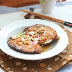 Cho cá ra đĩa, ăn với cơm rất ngon.