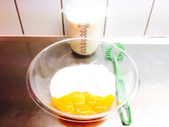 Cách làm kem sữa trứng: Lòng đỏ trứng gà, đường, muối, bột khoai tây, bột đường vanilla & sữa tươi đổ tất cả vào chung trong thau nhựa lớn, dùng cây phới khuấy tất cả tan đều. Rồi dùng rây lọc tất cả hỗn hợp vào trong 1 cái nồi, để lược bỏ những viên bột bị vón lợn cợn.