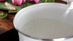Nấu 1,2l nước và cho 300gr hạt sen vào nấu cho hạt sen chín khoảng 25-30 phút rồi mới cho đường phèn vào, cho đường vào sớm sẽ làm cho hạt sen bị sượng.