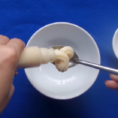 Pha sốt trong chén nhỏ gồm 2 muỗng cà phê mayonnaise, 3 muỗng cà phê sốt tương ớt xí muội, 2 muỗng cà phê nước cốt chanh rồi bạn trộn thật đều.