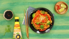 Bày phở xào ra đĩa, rắc đậu phộng, thêm ớt và vắt chanh ăn kèm tùy thích. Món phở xào chay với vị giòn ngọt của các loại rau củ kết hợp với vị đậm đà hài hòa của sợi phở với sốt thực sự là một món ngon đáng để thử. Những ngày cuối tuần, bạn hãy làm món phở xào chay để các thành viên trong gia đình mình được ăn nhiều rau củ hơn, nhờ đó có chế độ dinh dưỡng cân bằng hơn nhé!