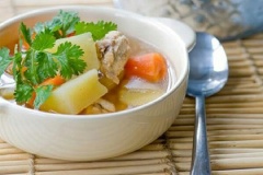 Mọi người có thể pha nước sốt để chấm xương ăn ngon hơn. Hỗn hợp sốt gồm: chanh, nước mắm, ớt và tương ớt.