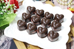Cuối cùng bạn làm nóng phần chocolate đen cho tan chảy sau đó múc chocolate đen đổ cho đầy khuôn trái tim, đợi cho nguội sau đó đem cất tủ lạnh cho chocolate nhanh cứng. Chocolate trái tim sau khi đã cứng lại thì lấy ra khỏi khuôn. Bạn có thể đóng gói cho đẹp mắt rồi xếp vào hộp để đem tặng cho "một nửa" của mình thôi nào.