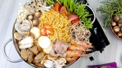 Mì lẩu Thái hải sản chua cay với sợi mì lẩu Thái 365 Nissin không chiên để lâu trong nước lẩu cũng không sợ bị nở, lại dai ngon, giao thoa cùng vị chua cay của nước lẩu giúp bạn tận hưởng trọn vẹn sự tinh túy của lẩu Thái hải sản.