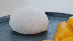 Vê xôi thành nắm to tròn dẹp cho ra đĩa, thêm xoài chín đã cắt, rưới thêm nước cốt dừa nếu thích. Rắc chút mè đen rang thơm lên trên nữa là hoàn tất. Dùng làm món ăn sáng thì ngon hết sẩy luôn nhé!