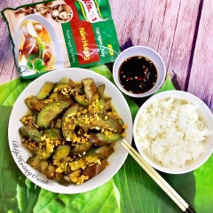 Cà tím xào tỏi chay với cà tím thấm vị thanh ngọt tự nhiên từ nấm hương thêm mùi tỏi thơm lừng, chấm kèm với nước tương cay. Món này mà dọn kèm cơm trắng nữa thì chuẩn bài đấy.