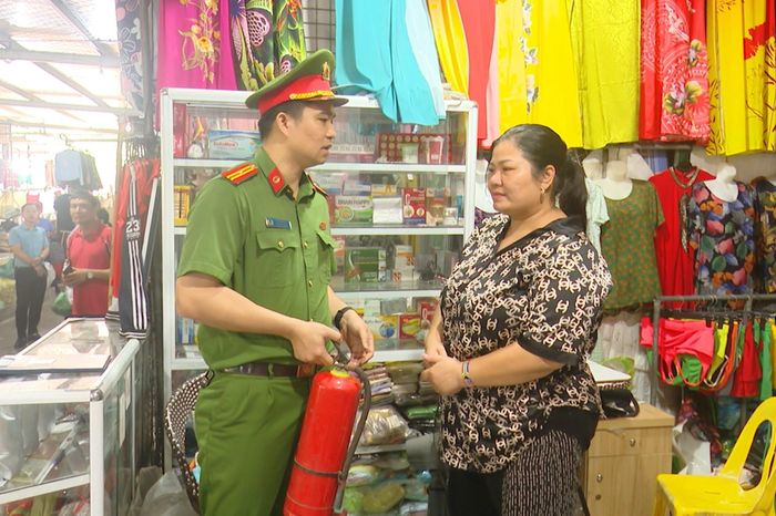 Chủ động phòng cháy tại chợ dân sinh trong mùa nắng nóng - Đài Phát thanh và truyền hình Hà Nội