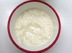 Ủ lần 2: Cho 200gr đường trắng, nước cốt dừa vào nồi nhỏ. Đặt lên bếp, nấu cho tan đường, vừa ấm, không để sôi.