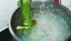 Rửa sạch lá dứa. Bắt một chiếc nồi lớn lên bếp, cho 2.5 lít nước cùng 250g đường phèn và lá dứa vào, mở lửa lớn. Khi đường phèn tan hết, thả nha đam ướp lạnh vào nấu thêm 2 phút nữa rồi tắt bếp.