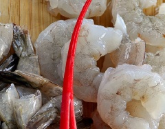 Chuẩn bị tất cả các nguyên liệu. Tôm tươi lột vỏ, rút bỏ chỉ đen, cắt thành các miếng nhỏ.