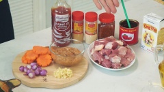 Cho tỏi đập dập vào dầu nóng, phi vàng rồi nêm 1 thìa cà chua hộp, 1 thìa canh tương ớt siracha để tạo màu đỏ. Cho bò vào xào cho thịt săn lại.
