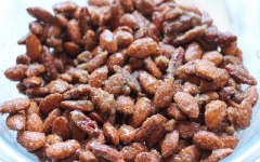 Tiếp theo cho 50g đường nâu, 75g đường trắng, 2 muỗng cà phê bột quế vào chung tô hạnh nhân. Sau đó cho dầu vào chảo, đợi nóng thì chiên giòn hạnh nhân và hạt hồ đào.