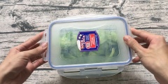 Cho nước giấm vào ngâm khoảng 2 ngày.