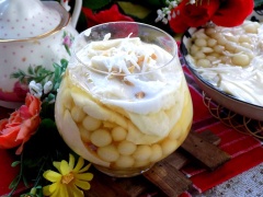 Khi nào ăn, bạn hớt từng miếng tàu hũ cho vào ly hoặc chén, múc trân châu nước đường rưới lên, có thể thêm nước cốt dừa và thưởng thức ngay.