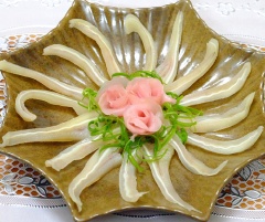 Nếu muốn có thành phẩm tai heo ngâm giấm sớm hơn thì cắt lát tai heo rồi mới ngâm. Khoảng sau 3 ngày là có thể ăn được. Tai heo ngâm giấm nhai giòn sần sật, vị chua chua, mặn ngọt rất thơm và ngon, dùng làm món ăn ngon chống ngán cho bữa cơm gia đình hay món nhậu đều tuyệt vời.