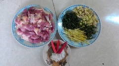 Thịt ba chỉ cắt miếng nhỏ vừa ăn, ướp cùng với muối, đường, tiêu, sả băm, lá địa liền cắt nhỏ. Sau đó gói kín lại bằng lá chuối.