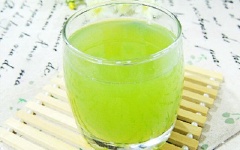 Đổ nước ép ra ly, bỏ thêm chút mật ong vào rồi khuấy đều và thưởng thức.