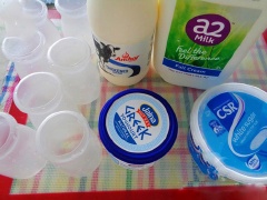 Sữa đặc, sữa tươi cho vào nồi hòa tan, bắc lên bếp hâm hơi ấm (khoảng 40-50 độ C).
