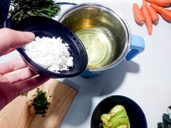 Cho gạo vào nấu sôi với nước dùng dashi, thêm chút 1/2 muỗng cà phê muối, 1 muỗng cà phê hạt nêm. Dùng muỗng khuấy đều tránh gạo lắng xuống lâu dễ cháy khê.