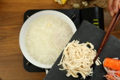 Bắc nồi nóng, cho 1 muỗng dầu vào, cho hành tỏi vào phi thơm. Đổ nước dùng gà vào, thêm thịt heo xay, dùng đũa khuấy cho thịt tơi rời, đun to lửa cho sôi. Sau đó, cho lần lượt bắp hột, thịt gà xé và thịt thanh cua xé nhỏ vào.