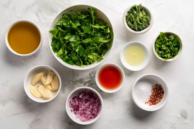Ingredienti per la salsa chimichurri in stile argentino raccolti