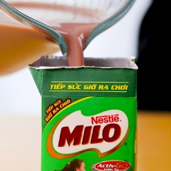Sau đó, rót milo vào vỏ sữa, đậy kín miệng, cho vào trong ngăn mát tủ lạnh từ 6 - 8 tiếng cho hỗn hợp đông lại. Tiếp đến, bạn đem ngâm vỏ sữa với nước nóng khoảng 30 giây rồi cho pudding ra đĩa.