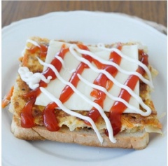 Đặt lát bánh mì lên thớt, rắc chút đường, đặt 1 miếng trứng chiên lên trên rồi đến miếng thịt nguội và 1 lát phô mai, cuối cùng rưới tương ớt, tương cà, sốt mayonnaise nữa rồi đặt miếng bánh mì khác lên là xong.