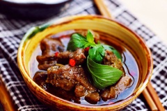 Bày thịt vịt kho sả ra ăn kèm với cơm. Có thể cho một ít ớt đỏ vào để dậy mùi.