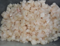 Rửa sạch mỡ heo, để ráo. Lấy 200g mỡ heo thắng lấy nước mỡ. 100g còn lại luộc chín, cắt nhỏ hạt lựu, ướp với 50g đường trong khoảng 1-2 tiếng đồng hồ. Đem hấp chín rồi xay nhuyễn đậu xanh để làm nhân bánh Pía.