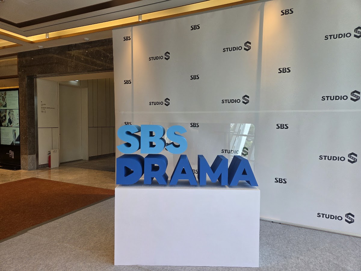 행사장 로비 EPS 조형물 제작, 표면을 경화 코팅하고 도색해 사람이 오가는 자리에 세운 대형 입체 글자 — 하오팩토리 제작·설치 사례