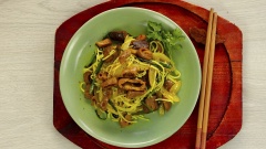 Dọn bún ra đĩa, cho một ít tiêu lên mặt. Bún được nấu với lòng heo, nghệ tươi, hẹ, ớt và gia vị, đã đem đến một món ăn vô cùng đậm đà xen kẽ vị cay nồng sẽ khiến cho bạn ăn là ghiền đấy!