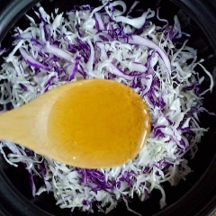 Pha nước mắm trộn gỏi bằng chanh, nước mắm, đường rồi trộn vào gỏi để trong 10 phút.