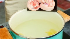 Móng giò 3 cái chặt thành khúc vừa ăn đem rửa sạch. Đun sôi nước, thả móng giò cùng 1 thìa canh muối và 30gr gừng đập dập. Luộc khoảng 45 phút.