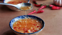 Pha nước mắm theo công thức bao gồm: 2 tép tỏi băm, 1 muỗng canh gừng băm nhỏ, 2 trái ớt băm, nước cốt 1 quả chanh, 2.5 muỗng cà phê đường, 2 muỗng canh nước mắm ngon. Cơm chín, xới đều cơm, cho cơm ra dĩa, cho gà đã trộn lên trên dĩa. Thêm vài lát dưa leo. Dọn kèm nước mắm và tương ớt. Một vài quán cơm gà Tam Kỳ có dọn kèm hành muối chua thơm giòn để ăn kèm.