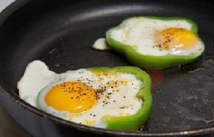 Rắc 1/2 muỗng cà phê muối, 1/2 muỗng cà phê tiêu vào, lật 2 mặt để trứng chín đều.