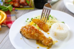 Vậy là món cánh gà sốt cam chuẩn nhà hàng 5 sao đã hoàn thành rồi. Bạn cho gà ra đĩa và mời cả nhà thưởng thức nhé. Những chiếc đùi gà vàng ươm, óng ánh, thơm nức hương cam cùng các loại gia vị sẽ khiến cho các bé của gia đình bạn dù biếng ăn đến mấy cũng chẳng thể chối từ.