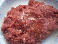 Thêm bột năng, trộn đều. Cuối cùng thêm 2 muỗng cà phê dầu ăn.